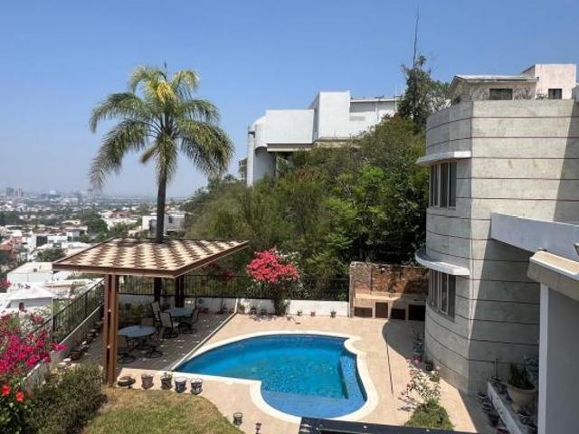 CASA EN VENTA EN CONTRY LA ESCONDIDA