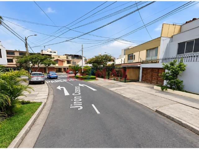 Casa En Venta En Cosmos, Surco | 5 Dormitorios Incluye Departamento Adicional En El 3Er Piso