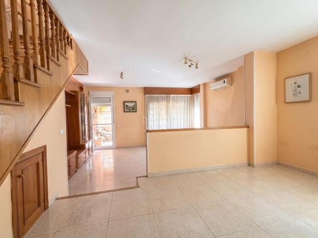 Casa en venta en Coslada, Las Conejeras Eparragal. CHALET DE 5 DORMITORIOS CON PISCINA PRIVADA Y AMPLIOS ESPACIOS DE OCIO EN COSLADA. Casas.