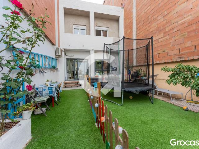 Casa en venta en Cornellà de Llobregat, La Gavarra. AMPLIA CASA DE 2 PLANTAS CON TERRAZA DE MÁS DE 50 M. Casas Cornellà de.