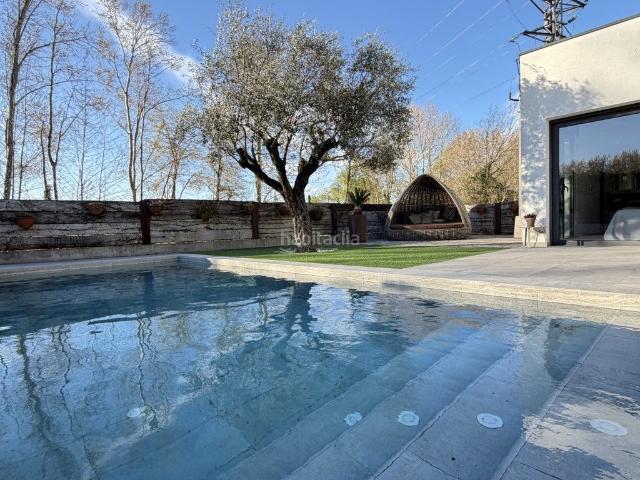 Casa en venta en Cornellà del Terri. Exclusiva vivienda unifamiliar contemporánea con piscina en Cornellà del Terri. Casas Cornellà del.