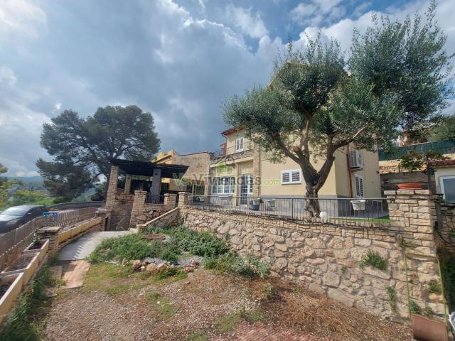 Casa en venta en Corbera de Llobregat. Magnífica casa con piscina. Casas Corbera de.