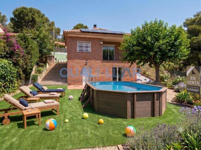 Casa en venta en Corbera de Llobregat. Amplia casa con porche, chimenea y vistas a la montaña. Casas Corbera de.