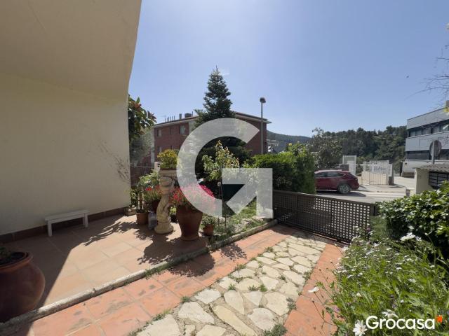 Casa en venta en Corbera de Llobregat. CASA EN EL CENTRO DEL PUEBLO CON PISCINA. Casas Corbera de.
