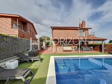 Casa en venta en Corbera de Llobregat. ESPECTACULAR CASA CON PISCINA Y JARDÍN EN CORBERA DE LLOBREGAT!. Casas Corbera de.