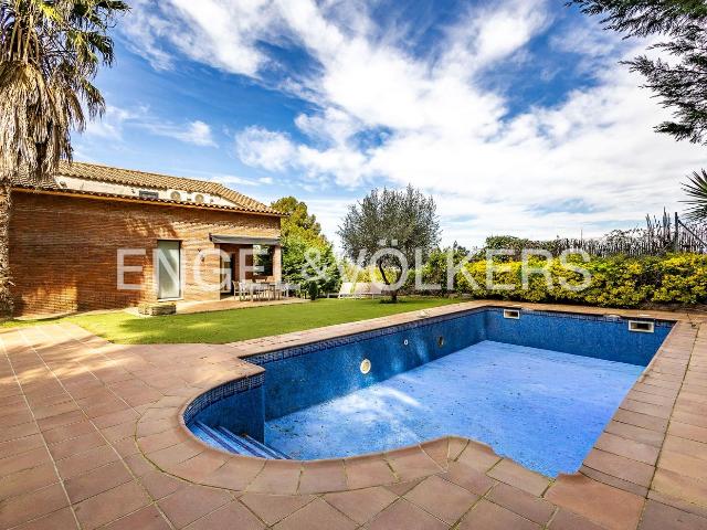 Casa en venta en Corbera de Llobregat. Fantástica propiedad en plena naturaleza. Casas Corbera de.