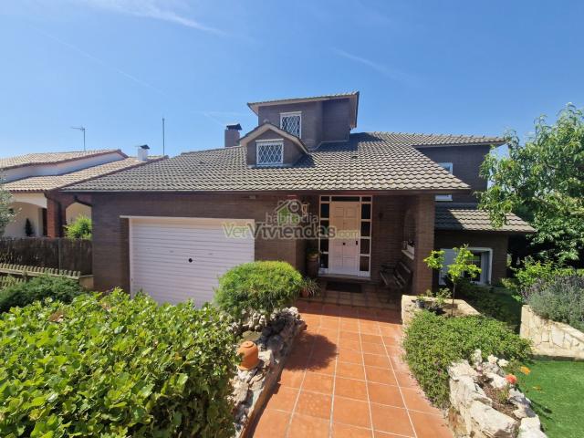 Casa en venta en Corbera de Llobregat. Preciosa casa con piscina. Casas Corbera de.