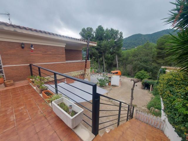 Casa en venta en Corbera de Llobregat. Preciosa casa con piscina. Casas Corbera de.