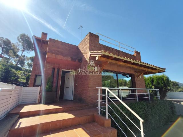 Casa en venta en Corbera de Llobregat. Preciosa casa de obra vista con piscina. Casas Corbera de.