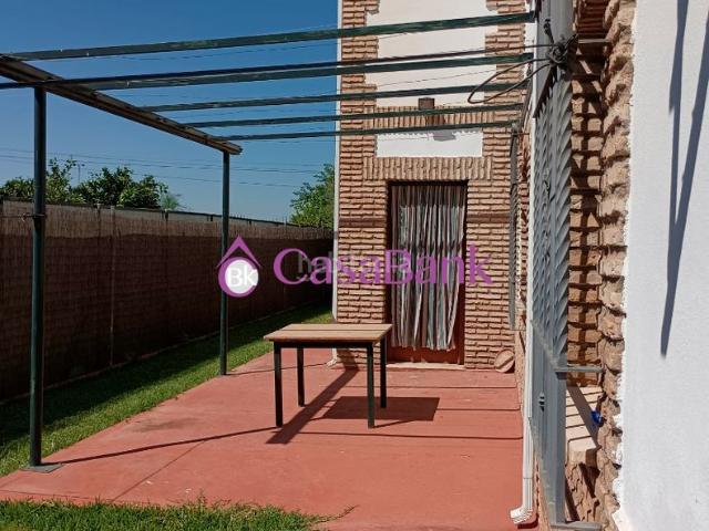 Casa en venta en Córdoba, Poniente Norte Miralbaida Parque Azahara. Ref. 28151 Zona Carretera Palma del Rio. Gran parcela de 952m2, HIPOTECABLE, con zona de jardines con piscina montada se.