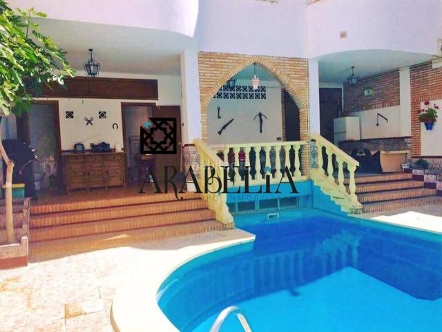 Casa en venta en Córdoba, Viñuela Rescatado. Espectacular Edificio Completo en Zona Levante junto a la emblemática zona de Jesús Rescatado! Piscina, Garaje para 4 Coches y Gra. Casas.