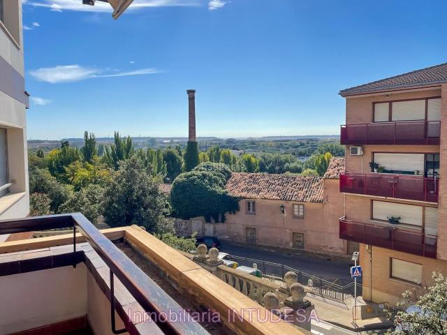 Casa en venta en Corella. Casa independiente con jardín, piscina y frontón privado en el centro de Corella. Casas.