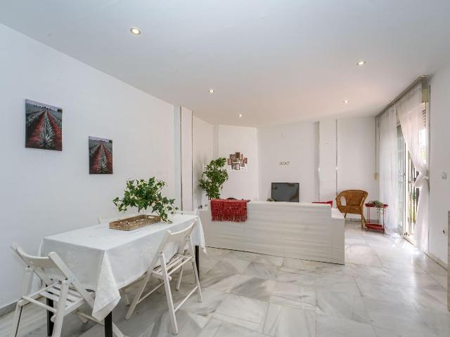 Casa en venta en Coria del Río. Chalet de esquina donde empezar la vida que siempre imaginaste en familia. Casas Coria del.