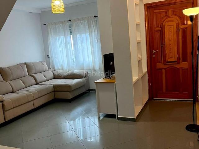 Casa en venta en Coria del Río. Luminosa casa adosada de dos plantas con 102 m2 en zona tranquila con patio y azotea. Casas Coria del.