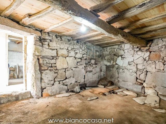 Casa en venta en Coristanco. CASA para reformar TERRENO GALPONES POR TAN SÓLO 55.990. Casas.