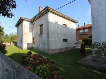Casa en venta en Corrales de Buelna Los. Casa independiente con 550 m2 de jardín próxima al centro de Los Corrales de Buelna. Casas Corrales de Buelna.