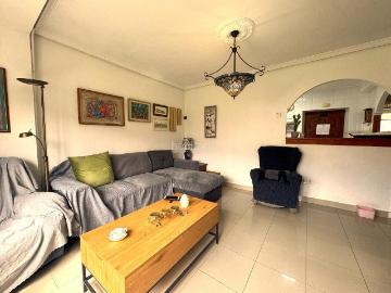Casa en venta en Corrales de Buelna Los. Exclusiva vivienda de tres plantas con amplio jardín y garaje privado en Los Corrales Zona La Hoya. Casas Corrales de Buelna.