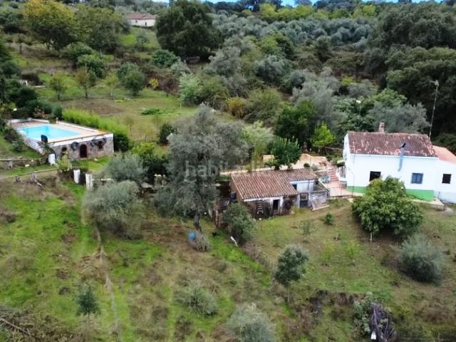 Casa en venta en Cortegana. Finca de 3 has con casa, piscina, manantial, huerta y vistas. Casas.