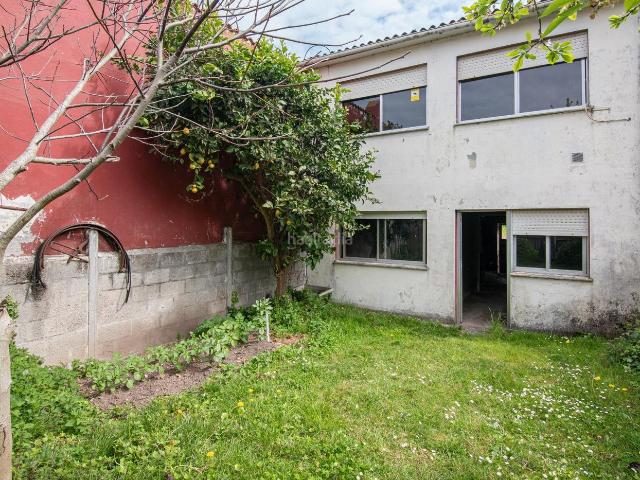 Casa en venta en Coruña A, Eirís. Casa con jardín, para reforma, al lado del Alcampo. Casas Coruña.