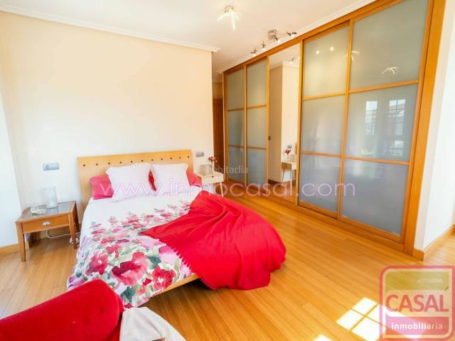 Casa en venta en Corvera de Asturias. Chalet en esquina Los Balagares. Planta principal Cocina, salón comedor, un dormitorio con empotrado y baño. Primera planta tres. Casas Corvera de.