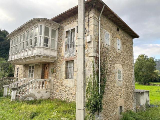 Casa en venta en Corvera de Toranzo. Se vende casona tradicional cántabra situada en Corvera de Toranzo, ideal para reformar y personalizarla a tu gusto. Con una super. Casas Corvera de.