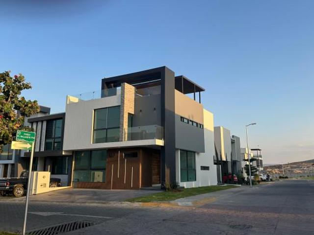 CASA EN VENTA EN FRACC. CASA FUERTE EN COTO FRENTE A ÁREAS VERDES CON ROOF SUR DE LA CIUDAD