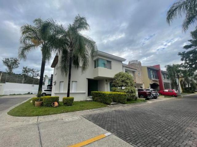 Casa en Venta en coto frente a Parque Metropolitano