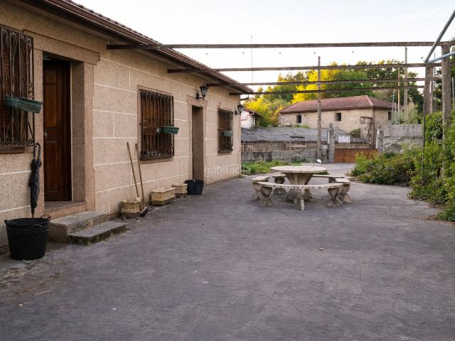 Casa en venta en Covelo O. FINCA CON ENCANTO CERCA DE PLAYA FLUVIAL DOS CASAS, HÓRREO Y 5.000 m². Casas Covelo.