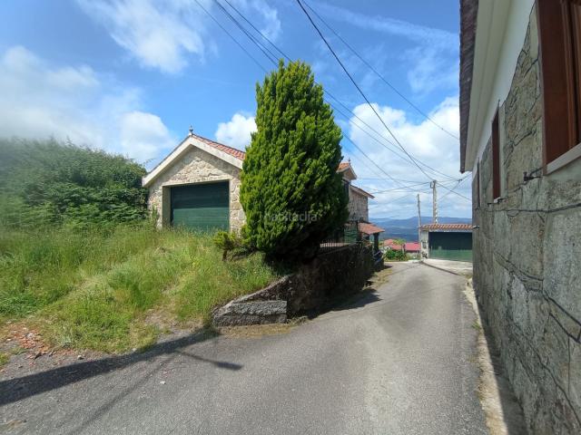 Casa en venta en Covelo O. Gran casa de 4 dormitorios, 195m2, a tan solo 5 min del enlace de la A52. Zona alta con buen clima. Casas Covelo.