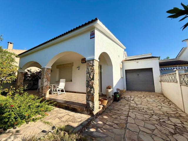 Casa en venta en Creixell Costa Dorada. Casa pareada todo en planta con 3 dormitorios y garaje. Casas.