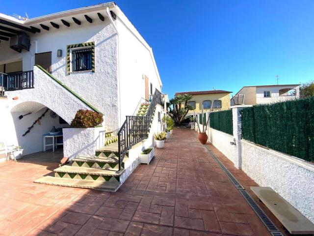Casa en venta en Creixell Costa Dorada. Chalet a 4 vientos a 80 metros de la playa y el puerto Romano, 3 dormitorios y garaje. Casas.
