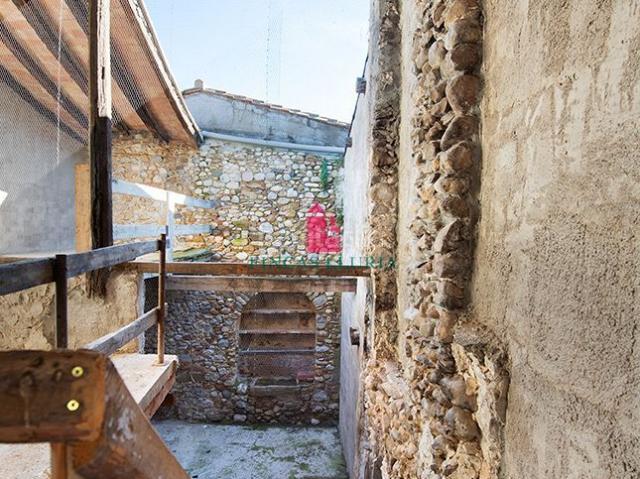 Casa en venta en Crespià. Gran casa de pueblo de piedra de 246 m en 3 plantas con garaje cubierto en Crespià Plaza de la Iglesia. Casas.