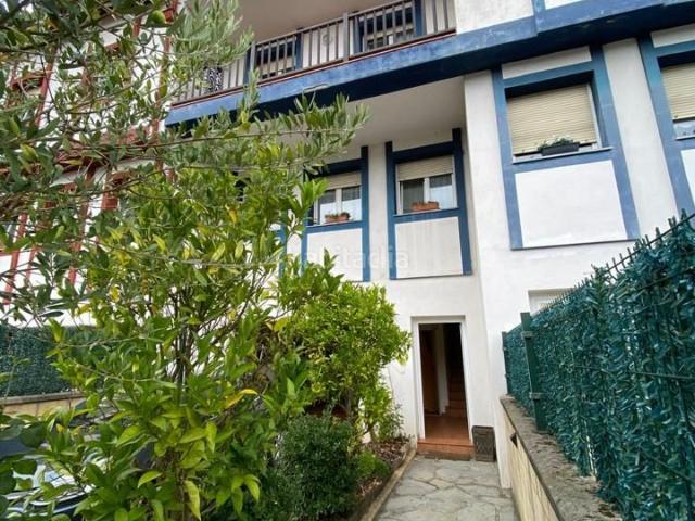 Casa en venta en Durango. Adosado en venta en Durango Haritz con jardín y garaje doble. Casas.