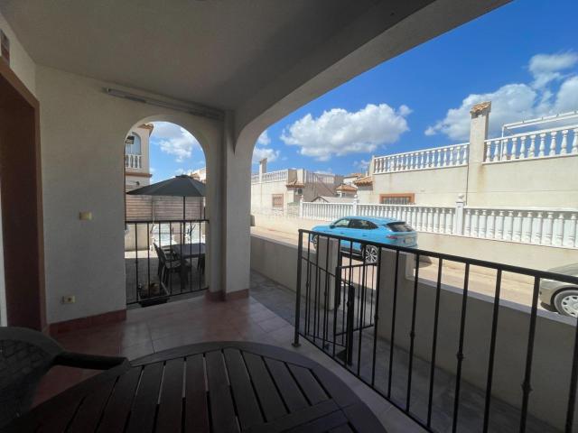 Casa en venta en Daya Vieja. Bungalow en planta baja con jardín privado y piscina comunitaria en Daya Vieja Alicante. Casas Daya.