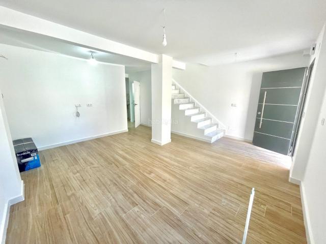 Casa en venta en Daya Vieja. Descubre esta atractiva vivienda reformada en Daya Vieja, una excelente oportunidad para disfrutar de la tranquilidad de un autént. Casas Daya.