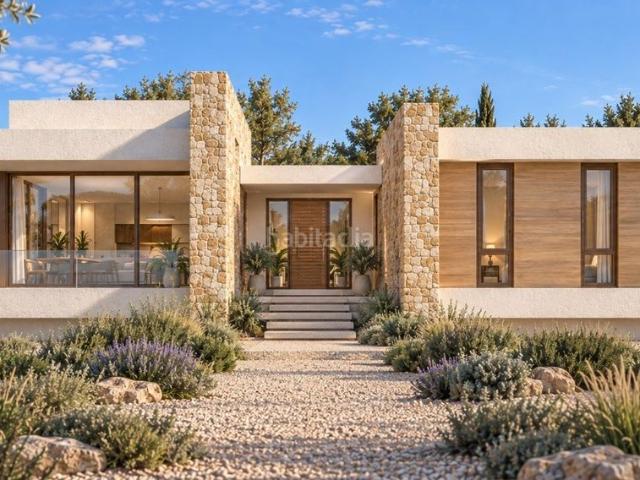 Casa en venta en Daya Vieja. Hay viviendas que se definen por su arquitectura y otras por la forma en que consiguen transformar el espacio, la luz y el paisaje. Casas Daya.