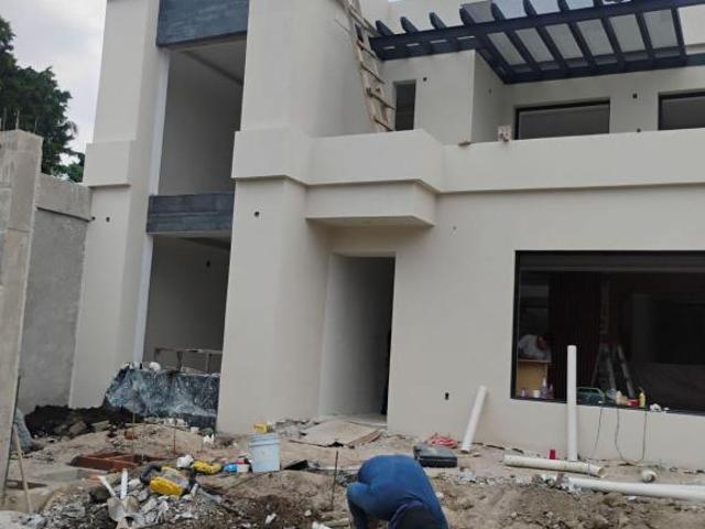 Casa en venta en Delicias Cuernavaca. Zona dorada! Privada con vigilancia, alberca, recamara en P.B