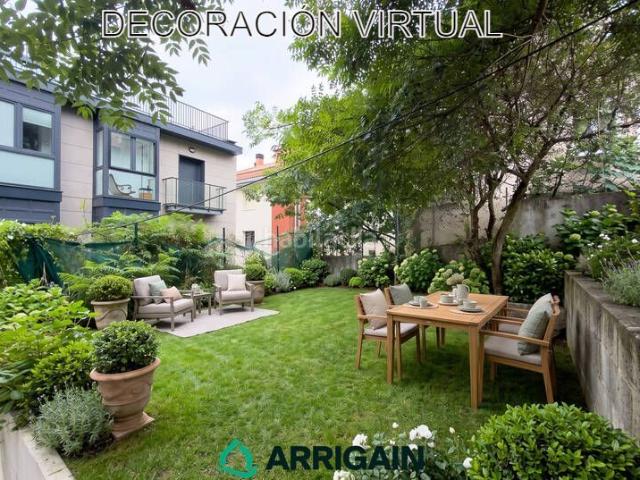 Casa pareada en venta en Donostia San Sebastián, Amara Zaharra Arbaizenea. Se vende villa adosada con jardín a un paso del centro de San Sebastián. Casas pareadas Donostia San.