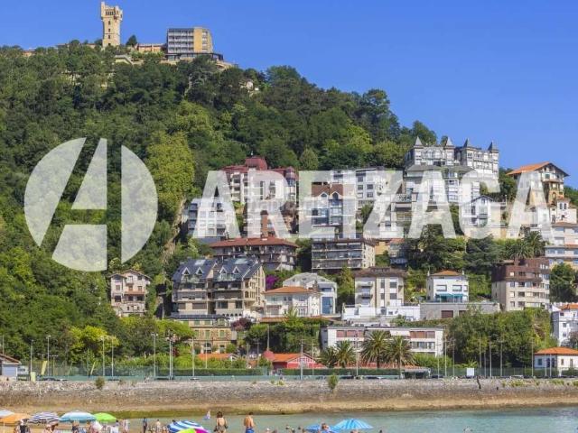 Casa en venta en Donostia San Sebastián, Antiguo. Villa exclusiva con vistas privilegiadas en Paseo del Faro San Sebastián. Casas Donostia San.