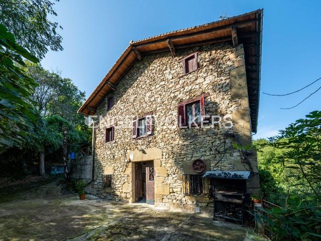 Casa en venta en Donostia San Sebastián, Altza. Vivir en un caserío dentro de San Sebastián. Casas Donostia San.