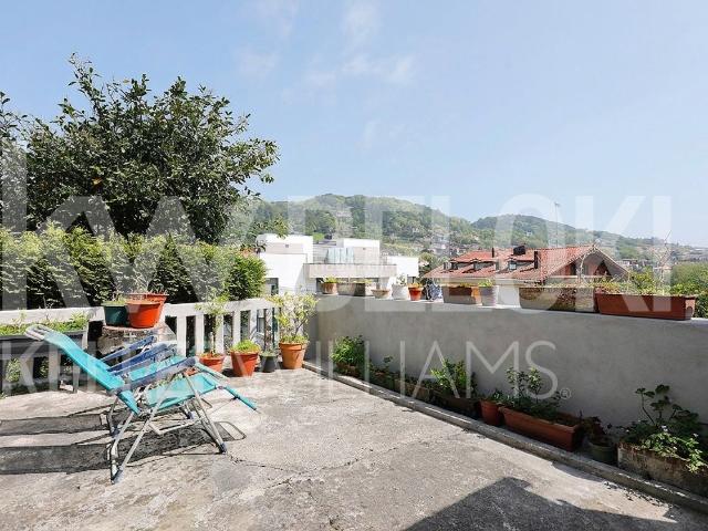 Casa en venta en Donostia San Sebastián, Egia. Villa independiente en San Sebastián, junto a Gros, con gran potencial de reforma y parcela propia. Casas Donostia San.
