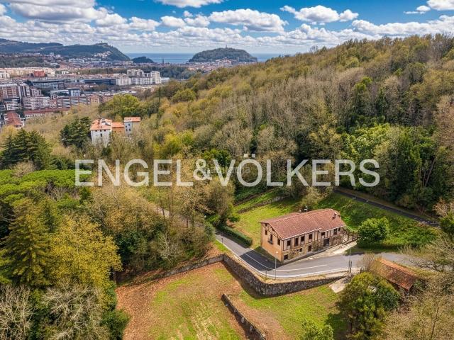 Casa en venta en Donostia San Sebastián, Loiola. Histórico caserío próximo al centro de San Sebastián. Casas Donostia San.