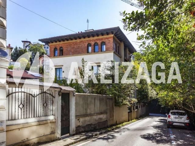 Casa en venta en Donostia San Sebastián, Miraconcha. Villa independiente en Miraconcha, con amplio jardín y vistas al mar desde todas sus plantas. Casas Donostia San.