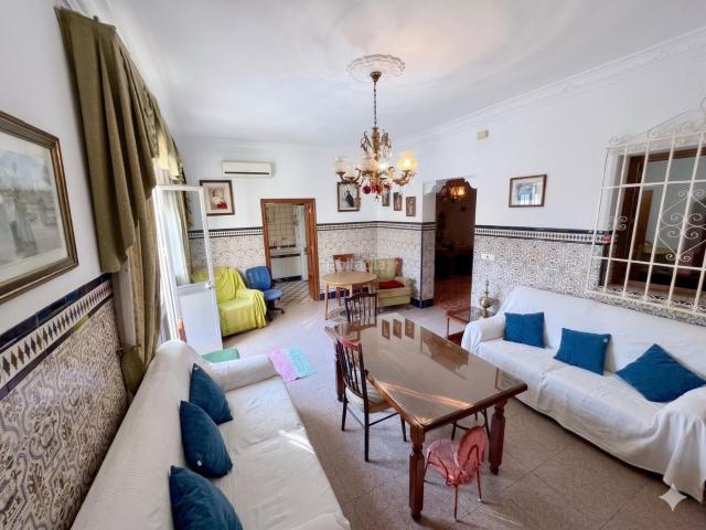 Casa en venta en Dos Hermanas, Centro Doña Mercedes. Casa de planta baja con nave garaje y gran huerto. Casas Dos.