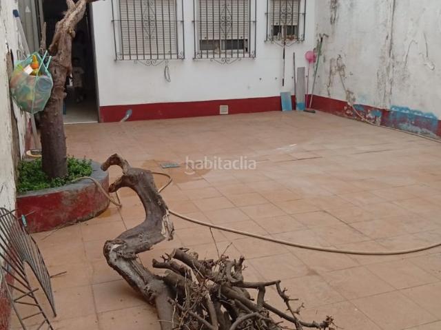 Casa en venta en Dos Hermanas, Centro Doña Mercedes. Casa PARA REFORMAR en pleno centro de Dos Hermanas con amplio patio. Fachada de 6 mts. La zona cuenta con todo tipo de servicios c. Casas Dos.