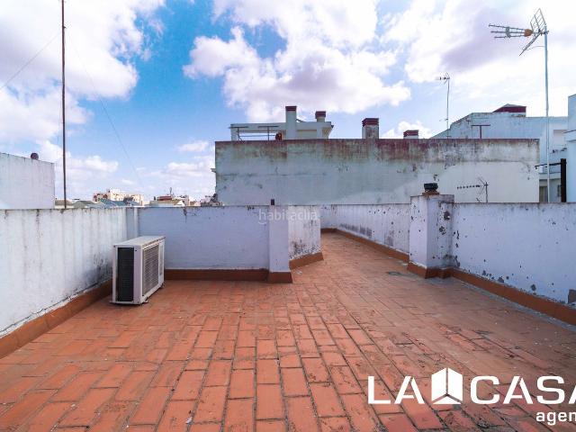 Casa en venta en Dos Hermanas, Centro Doña Mercedes. Acogedora casa de dos plantas situada en una zona cómoda y bien comunicada de Dos Hermanas. Casas Dos.