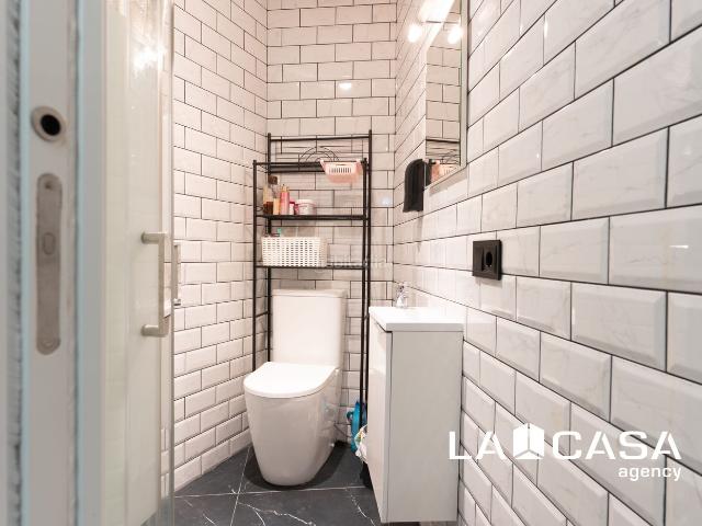 Casa en venta en Dos Hermanas, Centro Doña Mercedes. Esta vivienda de dos plantas ofrece un diseño moderno y funcional tras una reforma reciente que la convierte en una opción ideal p. Casas Dos.