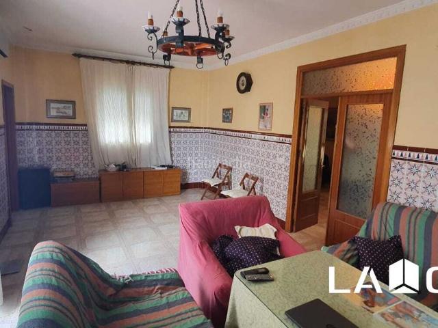 Casa en venta en Dos Hermanas, El Arenal La Pólvora. Amplia casa de esquina con patio, cochera, terraza y grandes estancias en Julio Carrasco. Casas Dos.