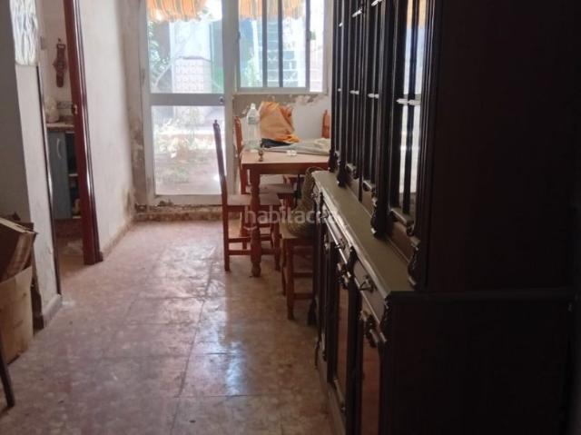Casa en venta en Dos Hermanas, El Arenal La Pólvora. Casa PAR REFORMAR en Dos Hermanas, zona Julio Carrasco La Polvora. La casa se divide en dos plantas, en la planta baja dos habit. Casas Dos.