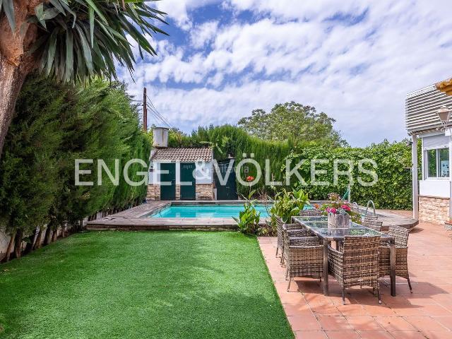 Casa en venta en Dos Hermanas, La Motilla Fuente del Rey. Descubra en La Motilla Sevilla una residencia en urbanización cerrada 265 m, 5,5 estancias y 4 baños, amplia, luminosa y lista par. Casas.